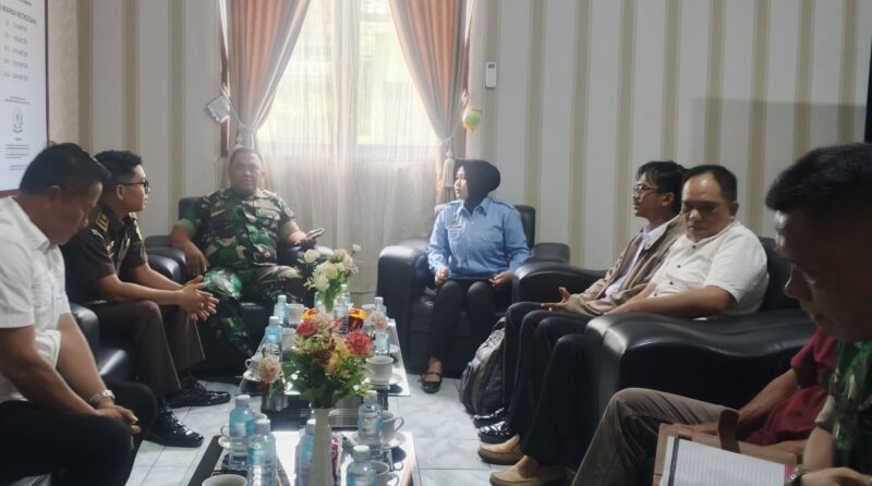 Komandan Kodim 0115 Simeulue yang diwakili oleh Kasdim, melaksanakan koordinasi dengan perwakilan SPPG, Dapur MBG Desa Layabaung, Kecamatan Simeulue Barat. Foto: Dok. Argam/Noa.co.id.