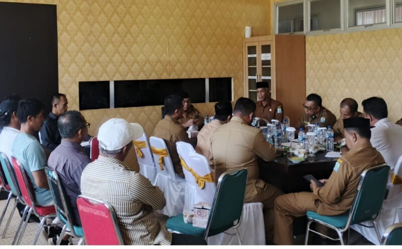 Sejumlah penggalas ternak kerbau dan sapi di Kabupaten Simeulue mengunjungi Wakil Bupati Simeulue. Kunjungan tersebut bertujuan untuk menyampaikan sejumlah aspirasi terkait masalah yang mereka hadapi. Foto: Dok. Argam/Noa.co.id.