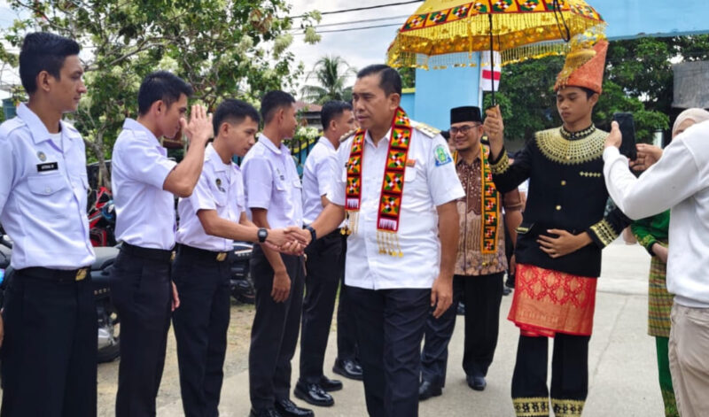 Penyambutan Bupati Simeulue, Mohammad Nasrun Mikaris, saat menghadiri Launching MBG di SMA 1 Simeulue Timur, Kabupaten Simeulue. Foto: Dok. Argam/Noa.com.id.
‎