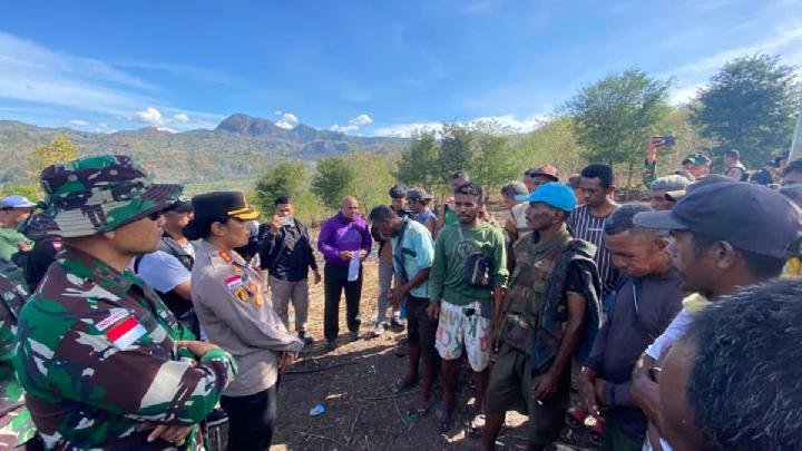 Warga Perbatasan berdialog dengan aparat kepolisian dan TNI di perbatasan NTT-Timor Leste di Timor Tengah Utara, NTT, 26 Agustus 2025. Antara/HO-Humas Polres TTU