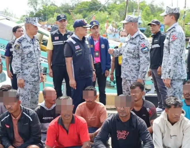 HTMS Longlom menangkap 2 kapal ikan Indonesia dengan 18 orang ABK di lokasi penangkapan, Bearing 227, jaraknya 79,8 km dari Komando Daerah Angkatan Laut (KADAL) 3 yang berada di Zona Ekonomi Eksklusif (ZEE) Thailand. (Foto : Ist).