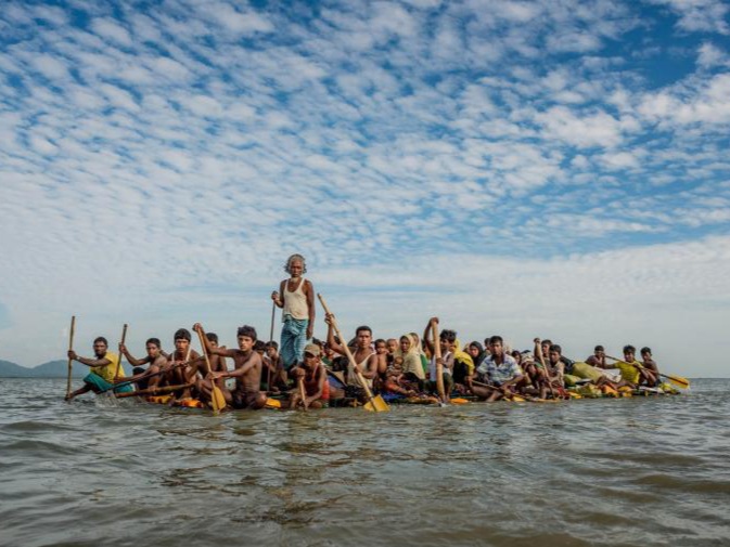 Pengungsi Rohingya mengungsi menggunakan rakit di Sungai Naf, perbatasan Myanmar dan Bangladesh. (Foto: Dok. usip.org)