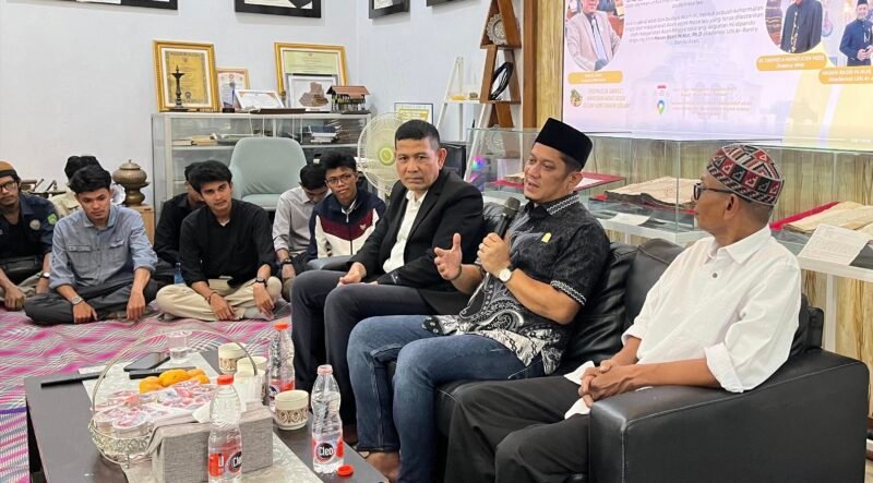 Anggota DPRA, Khalid, saat menyambut mahasiswa asal Thailand di Rumoh Manuskrip Aceh minggu 10/8/2025 (Foto: Dok. pribadi)