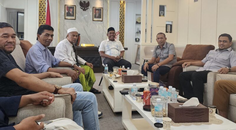 Ketua DPR Aceh, Zulfadhli, menerima kunjungan jajaran pengurus Partai Adil Sejahtera (PAS) Aceh di ruang kerjanya. Selasa,12/8/2025 Foto: dok DPRA.