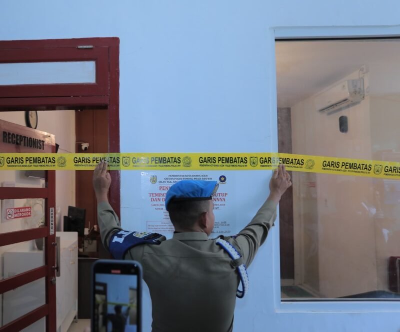 Pemko Banda Aceh menyegel Hotel Kupula dan satu unit mobil yang terparkir di depan, Rabu, 20 Agustus 2025. (Foto: Satpol PP dan WH Kota Banda Aceh).