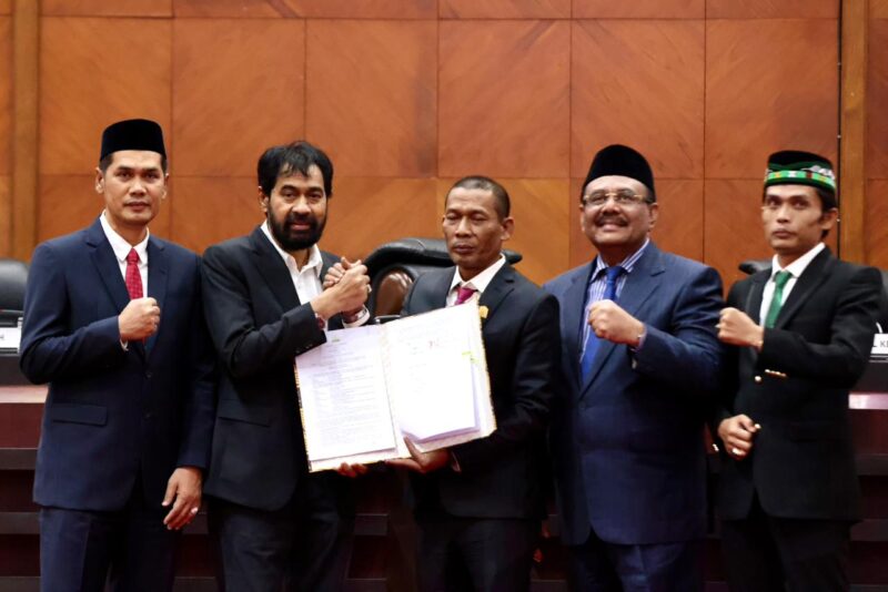 Gubernur, Sekda dan Pimpinan DPR Aceh menandatangani Berita Acara Persetujuan Bersama terhadap Rancangan Qanun Aceh tentang RPJMA Tahun 2025-2029 dalam Rapat Paripurna di Gedung Utama DPRA, Kamis 21/8/2025 (Foto:Dok. Humas DPRA)