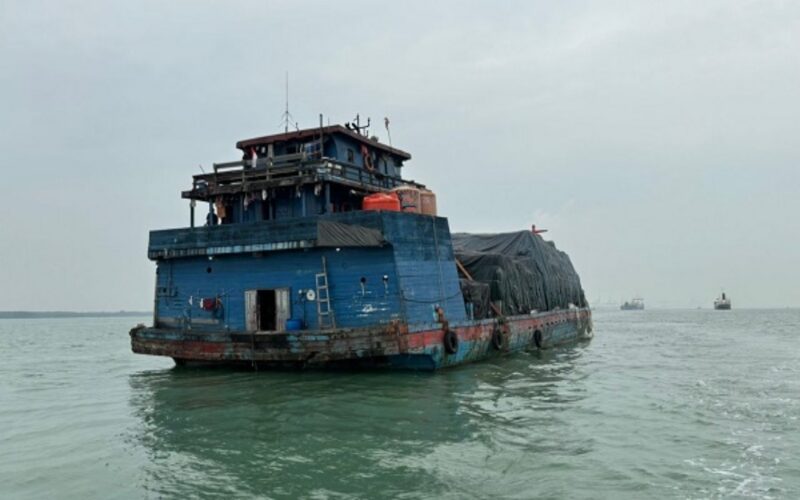 Penangkapan kapal kargo dengan 14 awak kapal (ABK) Indonesia oleh Agensi Penguatkuasaan Maritim Malaysia (APMM). (Foto : Dok. Bernama).