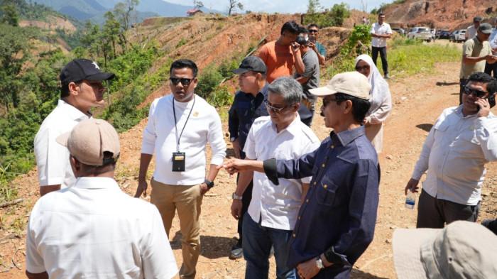 Anggota DPRA Dapil 1 saat melakukan kunjungan dapil dan meninjau proyek Jalan Lintas Jantho-Lamno, Selasa 5/8/2025 (Foto:Dok.Ist)