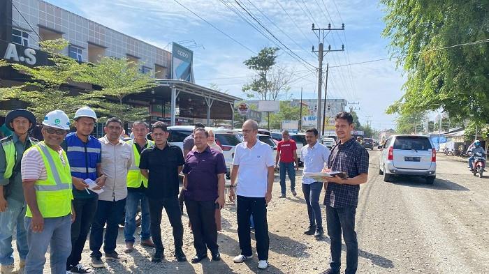Anggota DPRA Dapil II Pidie-Pidie Jaya memantau perbaikan lingkar Keuniree saat melakukan kunjungan kerja ke dapil pada Rabu 6/8/2025 (Foto:Dok.Ist)