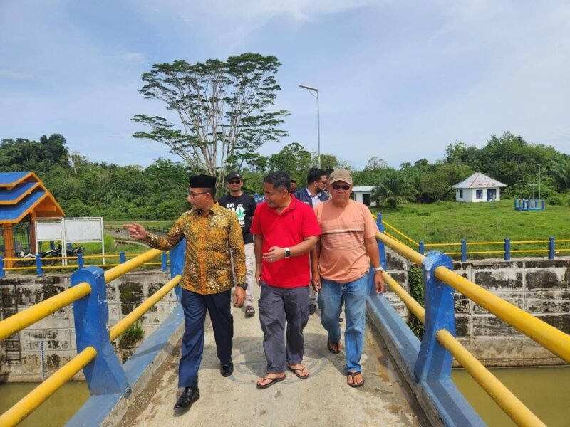 Bupati Aceh Barat dan Haji Uma Tinjau Proyek Irigasi Lhok Guci. Foto: Dok. Diskominsa Aceh Barat