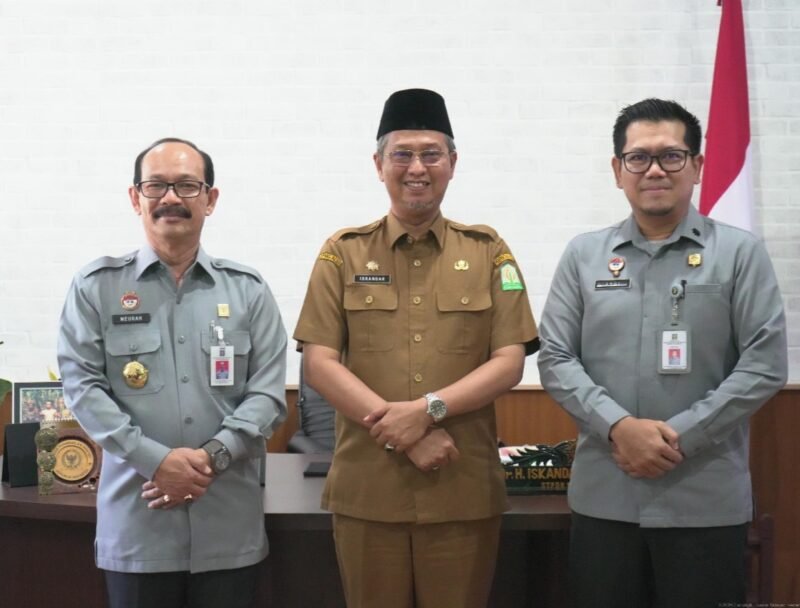 Kakanwil Kemenkum Aceh, Meurah Budiman (Pertama Kiri) didampingi
Kabid Divisi Peraturan Perundang-undangan dan Pembinaan Hukum, M. Ardiningrat Hidayat (Pertama Kanan) saat koordinasi lintas instansi bersama Kepala Dinas DPMG  Aceh, Iskandar (Tengah), Banda Aceh, Selasa (5/8/2025). (Foto : NOA.co.id/HO-Kanwil Kemenkum Aceh).