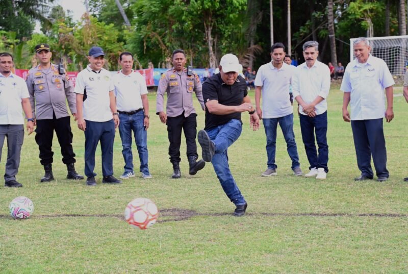 Bupati Aceh Besar, H Syech Muharram Idris menendang bola pada pembukaan Turnamen HUT ke 61 Persalam di Lapangan Bola Lam Cot, Kecamatan Darul Imarah, Aceh Besar, Rabu (06/08/2025). Foto: Dok. MC Aceh Besar