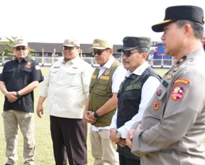 Staf Khusus Bidang Pertahanan Menko Polkam, Letjen TNI (Purn.) Yoedhi Swastanto (Kedua Kanan) usai meninjau beberapa TPS di Kab. Barito Utara, Kalimantan Tengah, Rabu (6/8/2025). (Foto : NOA.co.id/HO-Kemenko Polkam).