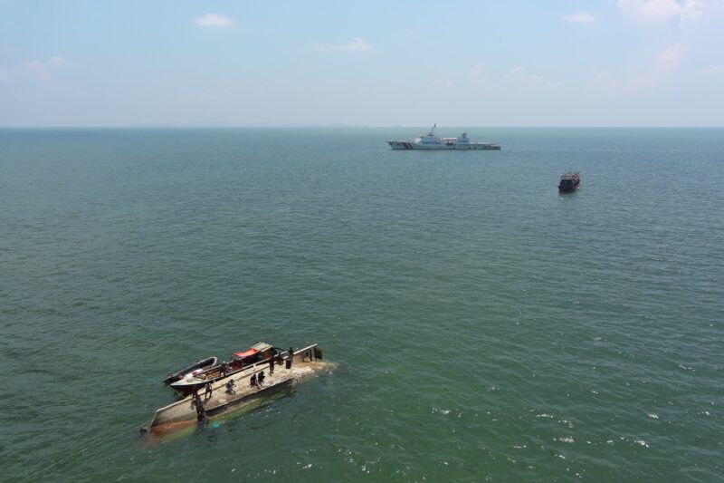 Bakamla RI melalui KN. Tanjung Datu–301 saat evakuasi KM Aneka Jaya kapal penangkap ikan berbobot 29 GT yang mengalami kecelakaan laut, Bangka Belitung, Kamis (7/8/2025). (Foto : NOA.co.id/HO-Bakamla RI).