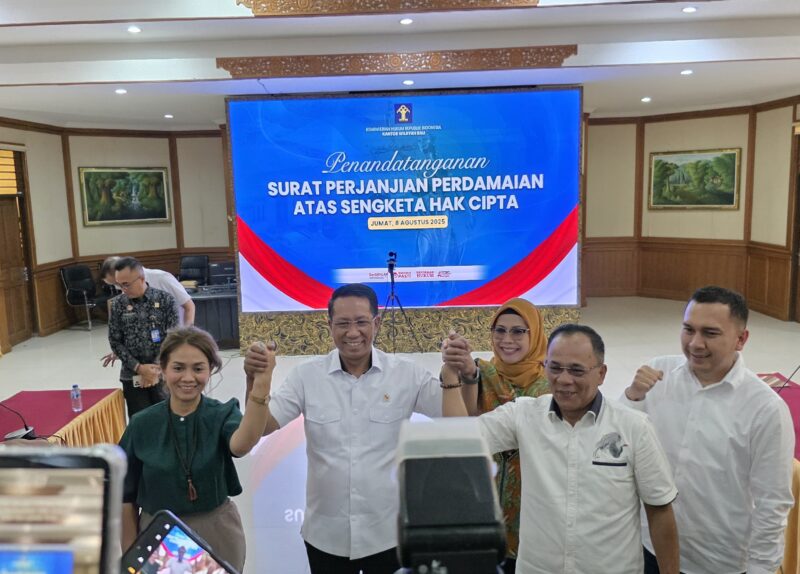 Menkum Supratman Andi Agtas (Kedua Kiri) saat menyaksikan penandatanganan Surat Perjanjian Perdamaian atas Sengketa Hak Cipta antara LMK Sentra Lisensi Musik Indonesia dan PT MBS yang memegang lisensi merek Mie Gacoan, Bali, Jumat (08/08/2025). (Foto : NOA.co.id/HO-Kemenkum RI).