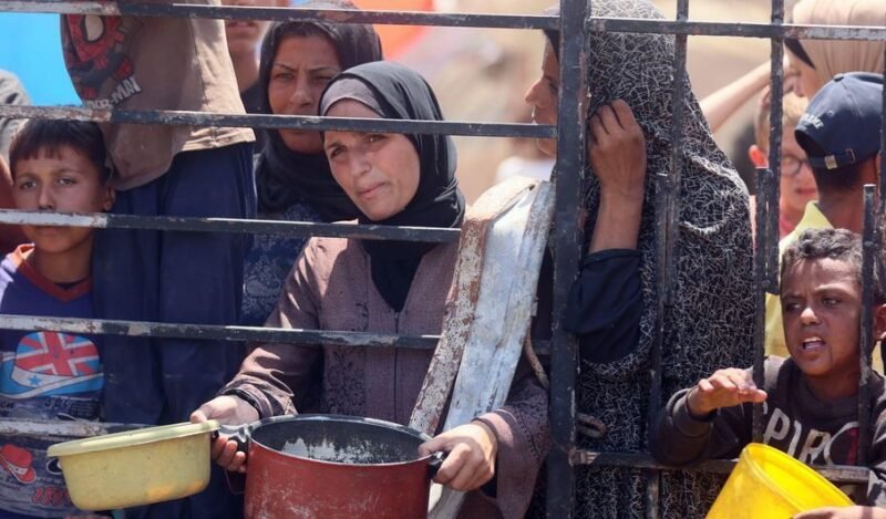 Perempuan dan anak sedang menunggu makanan di sebuah dapur pengungsian di barat Kota Gaza. (credit: UN News)