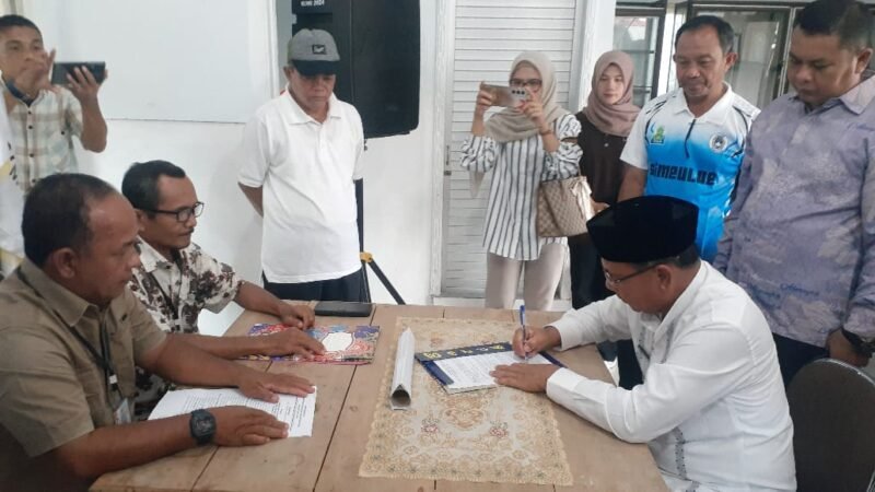 Wakil Bupati Nusar Amin melakukan pendaftaran sebagai calon Ketua Komite Olahraga Nasional Indonesia (KONI) Kabupaten Simeulue. Foto:Dok. Argam/Noa.co.id.
