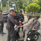 Tim Patroli KRYD Polda Aceh Pasang Bendera Merah Putih pada Kendaraan Warga. Foto: Dok. Bidhumas Polda Aceh