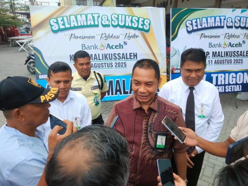 Penjabat (Pj) Pimpinan Cabang PT Bank Aceh Cabang Bireuen, Faisal, memberikan keterangan kepada awak media. Foto: Dok. Fakhrurrazi/NOA.co.id