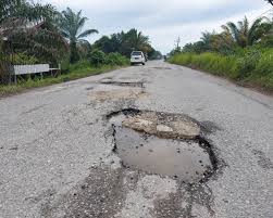 Jalan berlubang di Aceh Singkil. (Foto : Dok. Rahman).