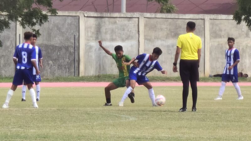 Pemain Persas Sabang berebut bola dengan pemain Tamiang United pada laga Piala Soeratin U-15 di Stadion Blang Paseh, Kota Sigli, Rabu (13/8/2025) (Foto.Amir Safira.NOA.co.id).