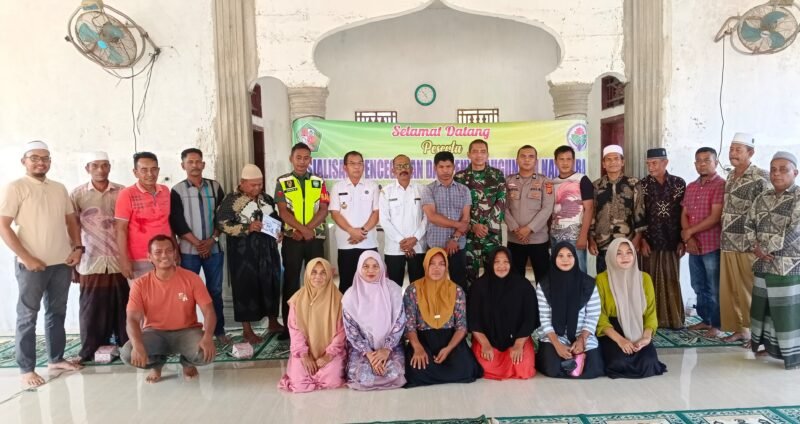 Warga Gampong Ingin Jaya, Kecamatan Muara Tiga, Kabupaten Pidie, foto bersama usai mengikuti sosialisasi baya narkoba di Meunasah setempat, Rabu (13/8/2025) (Foto.Amir Safira.NOA.co.id)