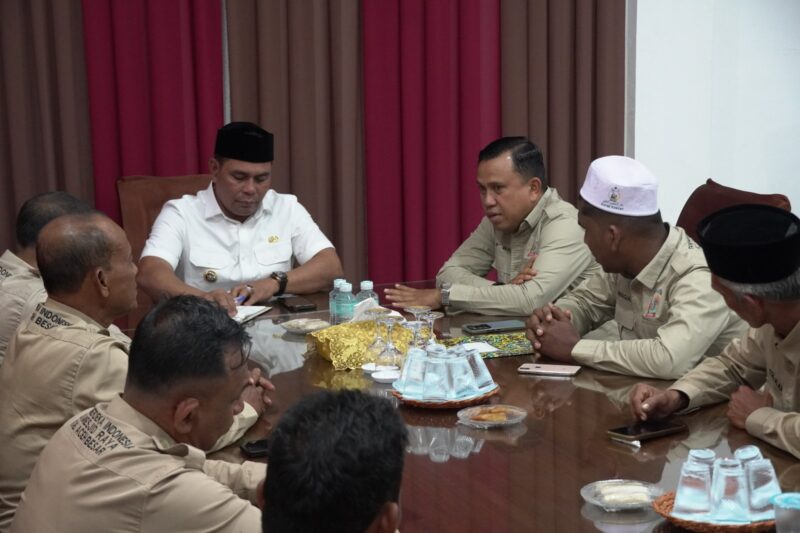 Bupati Aceh Besar Muharram Idris menerima audiensi Pengurus DPD Tani Merdeka Aceh Besar di Dekranasda, Gani, Ingin Jaya, Selasa (12/08/2025). Foto: Dok. MC Aceh Besar