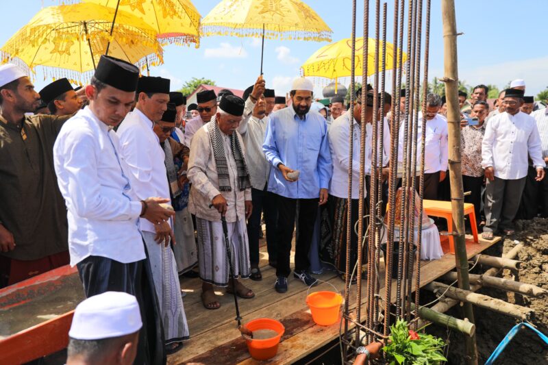 Gubernur Aceh Muzakir Manaf atau Mualem meletakkan batu pertama pembangunan Masjid Baitut Taqwa di Gampong Matang Tunong, Kecamatan Lapang, Kabupaten Aceh Utara, Rabu (13/8/2025). Foto: Dok. Biro Adpim Setda Aceh