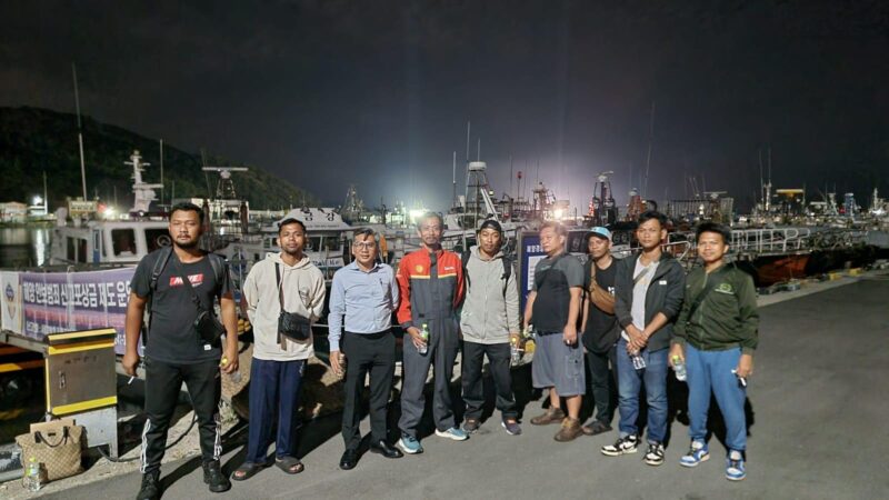 Bakamla RI, Korea Coast Guard, dan KBRI Seoul melakukan aksi penyelamatan 8 ABK WNI di perairan Korea Selatan, Rabu (13/8/2025). (NOA.co.id/HO-Bakamla RI)