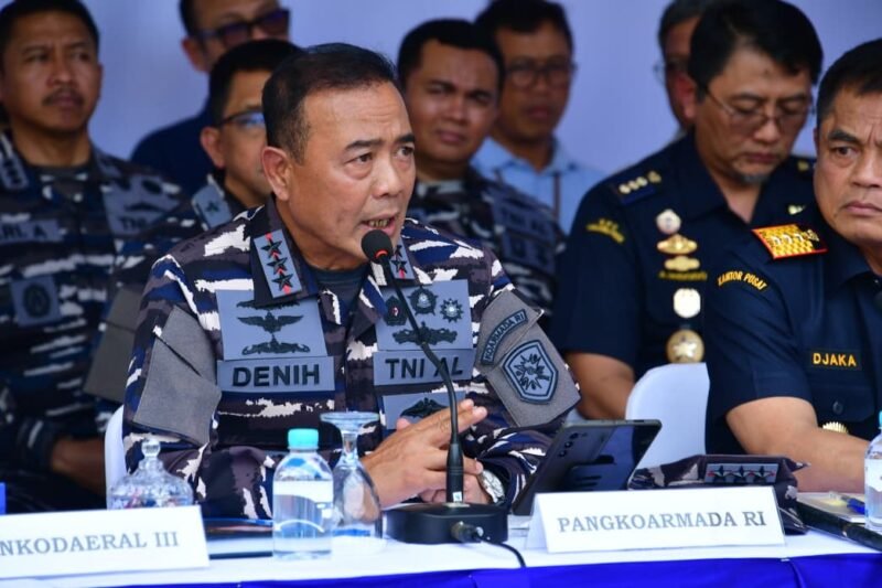 Panglima Koarmada RI, Laksdya TNI Dr. Denih Hendrata (Pertama kiri) didampingi Dirjen Bea Cukai Letjen TNI (Purn) Djaka Budi Utama (Pertama Kanan) saat konferensi pers di Gudang CDC Tanjung Priok, Jakarta Utara, Kamis (14/8/2025). (Foto : NOA.co.id/HO-Dispenal).
