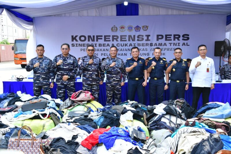 konferensi pers Penyelundupan Pakaian Bekas di Gudang CDC Tanjung Priok, Jakarta Utara, Kamis (14/8/2025). (Foto : NOA.co.id/HO-Dispenal).