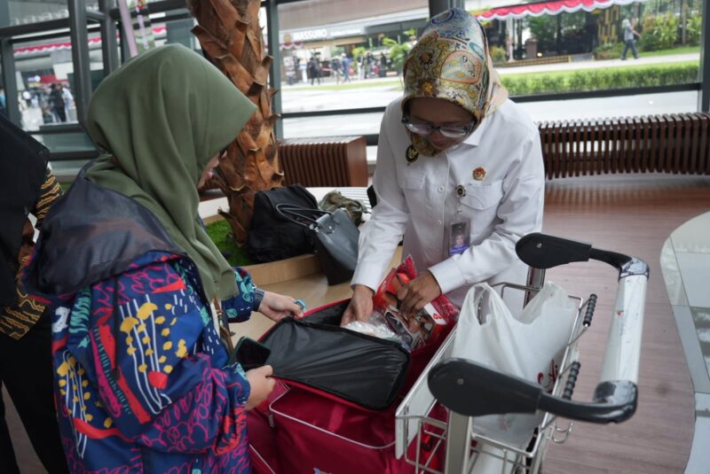 Asisten Deputi Kerjasama Asia Kemenko Polkam, Nur Rokhmah Hidayah (Pertama kanan) saat menerima PMIB di Bandara Soekarno-Hatta, Tangerang, Banten, Kamis (15/8/2025) malam. (Foto : NOA.co.id/HO-Kemenko Polkam).