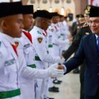 Wakil Bupati Pidie, Alzaizi Umar bersalaman usai mengukuhkan 55 anggota paskibraka di PCC, Jumat (15/8/2025) (Foto.Amir Safira.NOA.co.id)