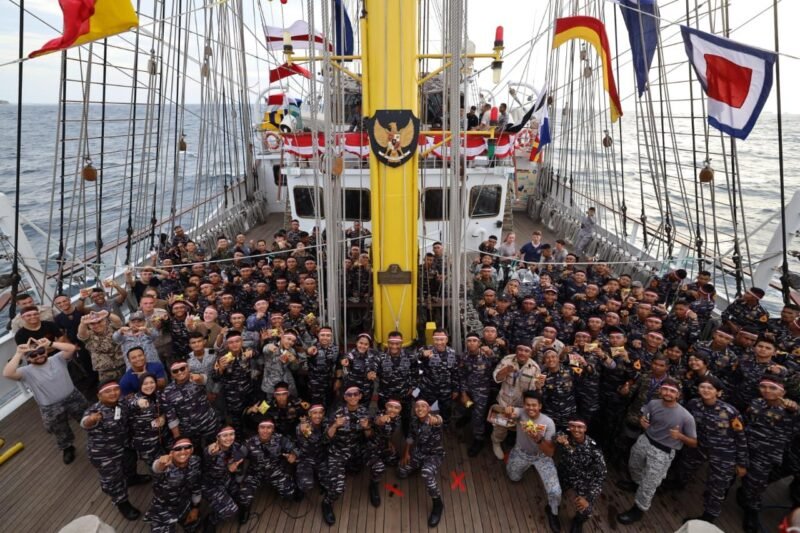 KRI Bima Suci saat Melintasi Selat Aroih, Aceh menuju Penang Malaysia dalam rangka pelayaran Muhibah Diplomasi Duta Bangsa dan Latihan praktek Kartika Jala Krida Tahun 2025, Jumat (15/8/2025). (Foto : NOA.co.id/Dispenal).