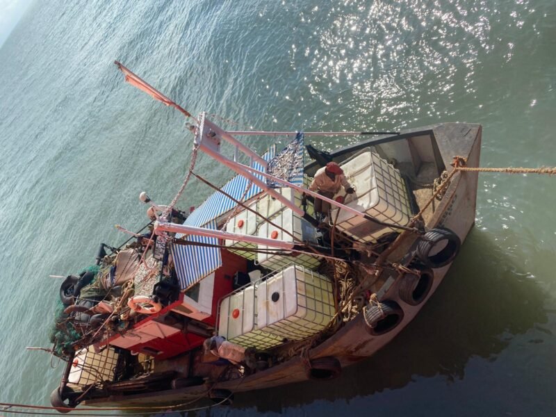 Foto : Proses pengiriman bantuan logistik berupa bahan pangan, air minum, air tawar dan bahan bakar kepada 9 Awak Kapal WNI Yang Bekerja di LPG Tanker GAS FALCON, Maputo, Sabtu (16/8/2025). (NOA.co.id/HO-Kemlu RI).