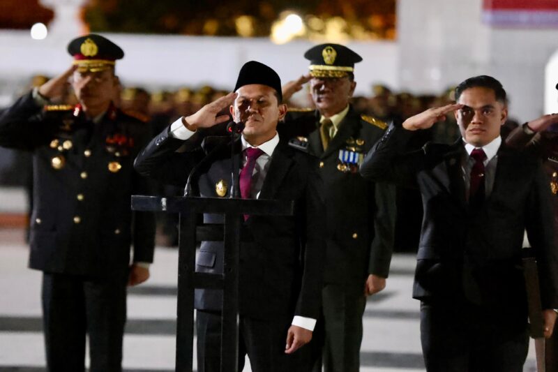 Wakil Gubernur Aceh, Fadhlullah, S.E.,  sebagai Inspektur Apel Kehormatan Renungan Suci, di Taman Makam Pahlawan,  Banda Aceh,  Minggu, (17/8/2025). Foto: Ist