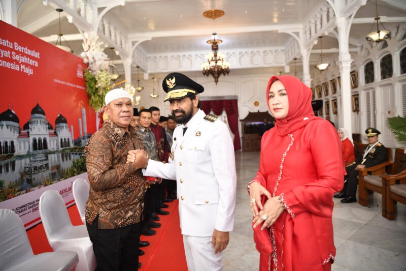 Peringatan HUT RI ke-80, Gubernur Aceh dan Istri Serahkan cendera mata pada Keluarga Pahlawan. Foto: Dok. Biro Adpim Setda Aceh