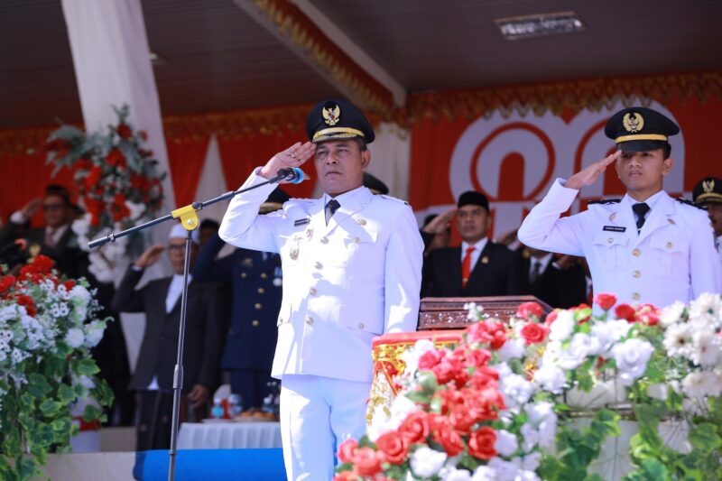 Bupati Aceh Besar Muharram Idris bertindak sebagai Inspektur upacara peringatan detik-detik Kemerdekaan RI Ke-80 di Lapangan Bungoeng Jeumpa, Kota Jantho, Minggu (17/08/2025). Foto: Dok. Prokopim Pemkab Aceh Besar