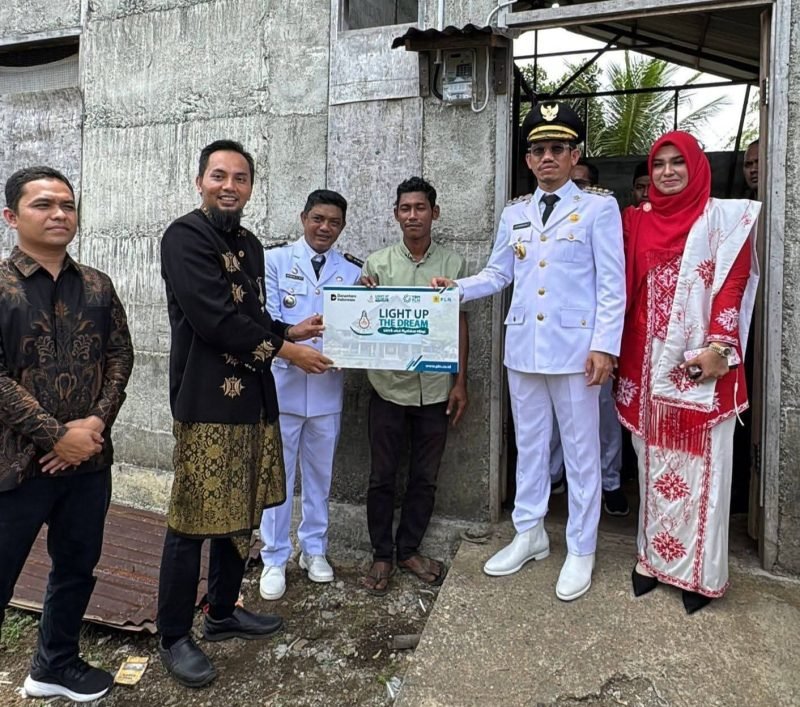 Bupati Aceh Barat Tarmizi Berikan Bantuan kepada Warga Kurang Mampu di Hari Kemerdekaan. Foto: Dok. Diskominsa Aceh Barat