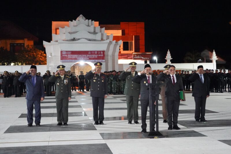 Wakapolda Aceh Ikuti Apel Kehormatan dan Renungan Suci di TMP. Foto: Dok. Bidhumas Polda Aceh