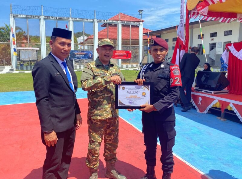 Penyerahan Surat Keputusan (SK) Remisi Umum dan Remisi Dasawarsa kepada warga binaan, Minggu (17/8/2025). (Foto : NOA.co.id/HO-Lapas Kelas III Calang).