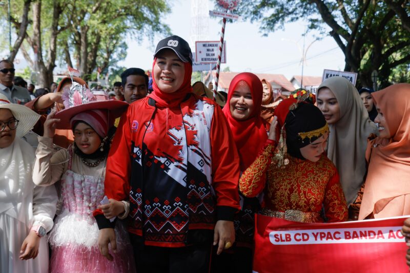 Kak Na, Sambut Pelukan Hangat Syakira, Bocah Istimewa di Pawai Kemerdekaan RI ke-80. Foto: Ist