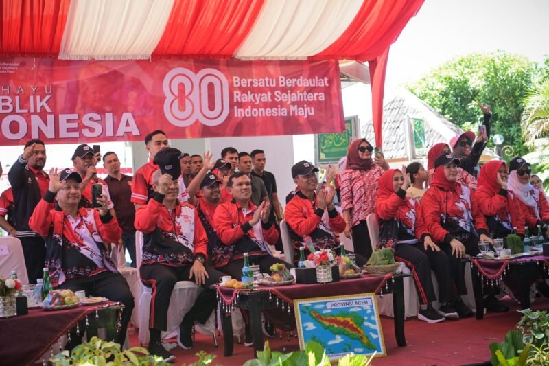 Wakil gubernur Aceh, Fadhlullah bersama Forkopimda dan Ketua TP PKK Aceh Marlina menyambut kedatangan Pawai budaya dalam rangka peringatan HUT RI Ke 80 di depan pendopo Gubernur Aceh Banda Aceh, Senin (18/08/2025). Foto: Ist