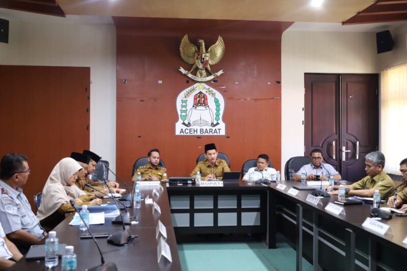 Bupati Aceh Barat, Tarmizi saat memimpin Rapat Koordinasi Pengelolaan Pelabuhan Jetty Meulaboh. Foto: Dok. Diskominsa Aceh Barat