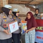 Peringati HUT Ke-77, Polwan Polda Aceh Gelar Baksos dengan Menyalurkan Sembako untuk Warga. Foto: Dok. Bidhumas Polda Aceh
