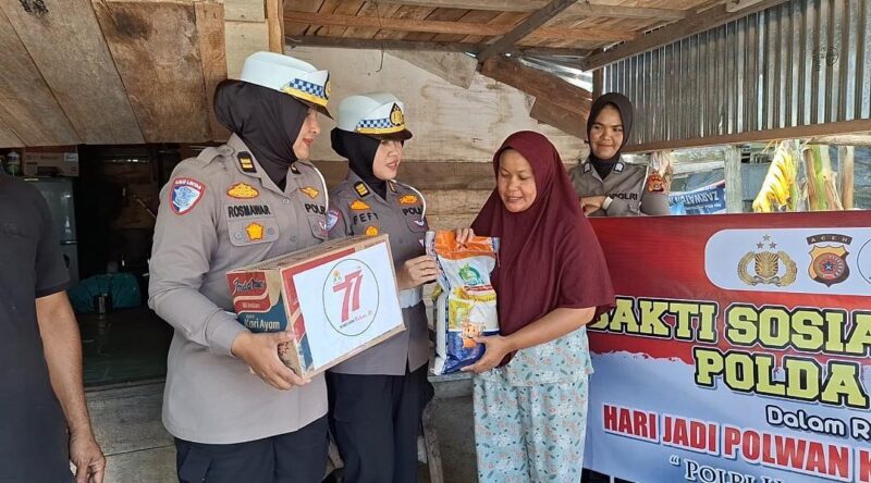 Peringati HUT Ke-77, Polwan Polda Aceh Gelar Baksos dengan Menyalurkan Sembako untuk Warga. Foto: Dok. Bidhumas Polda Aceh