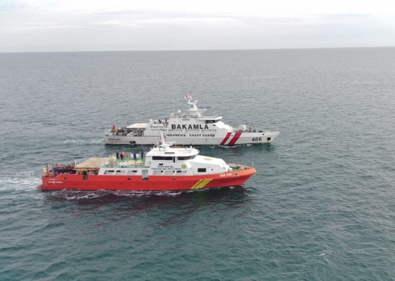 Bakamla RI kerahkan KN. Belut Laut-406 dan Kapal Catamaran-501 perkuat operasi yang dikoordinasikan Basarnas melalui KN SAR Karna Cari Korban KM Osela di Perairan Bangka Belitung, Rabu (20/8/2025). (Foto : NOA.co.id/HO-Bakamla RI).