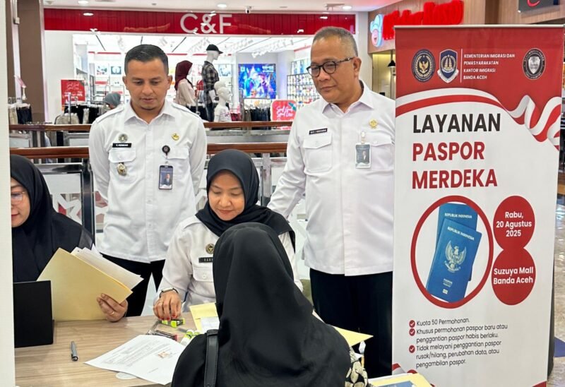 Kakanwil Ditjen Imigrasi Aceh, Tato Juliadin Hidayawan (Pertama Kanan) didampingi Kasi lalu lintas keimigrasian Kanim Kelas I TPI Banda Aceh, T Ferdian Hadi Mulya (Kedua Kanan) saat meninjau layanan Paspor Merdeka di Suzuya Mall Banda Aceh, Rabu (20/8/2025). (Foto : NOA.co.id/Farid Ismullah).
