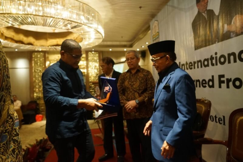 Kepala BRA menyerahkan cinderamata kepada Mantan Menteri era Presiden Soeharto, Abdul Latief pada acara Diaspora Global Aceh di Aula Hotel Ambhara, Jakarta Selatan, Rabu, 20 Agustus 2025. Foto: Dok. Humas BPPA