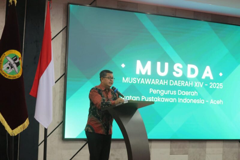 Kepala Dinas Perpustakaan dan Kearsipan Aceh, Dr. Edi Yandra, S.STP, M.SP, saat membuka Seminar Nasional dan Musyawarah Daerah (MUSDA) ke-XIV Ikatan Pustakawan Indonesia (IPI) Provinsi Aceh, di Aula Pustaka Wilayah Aceh, Banda Aceh. Foto: Dok. Dinas Perpustakaan dan Kerarsipan Aceh